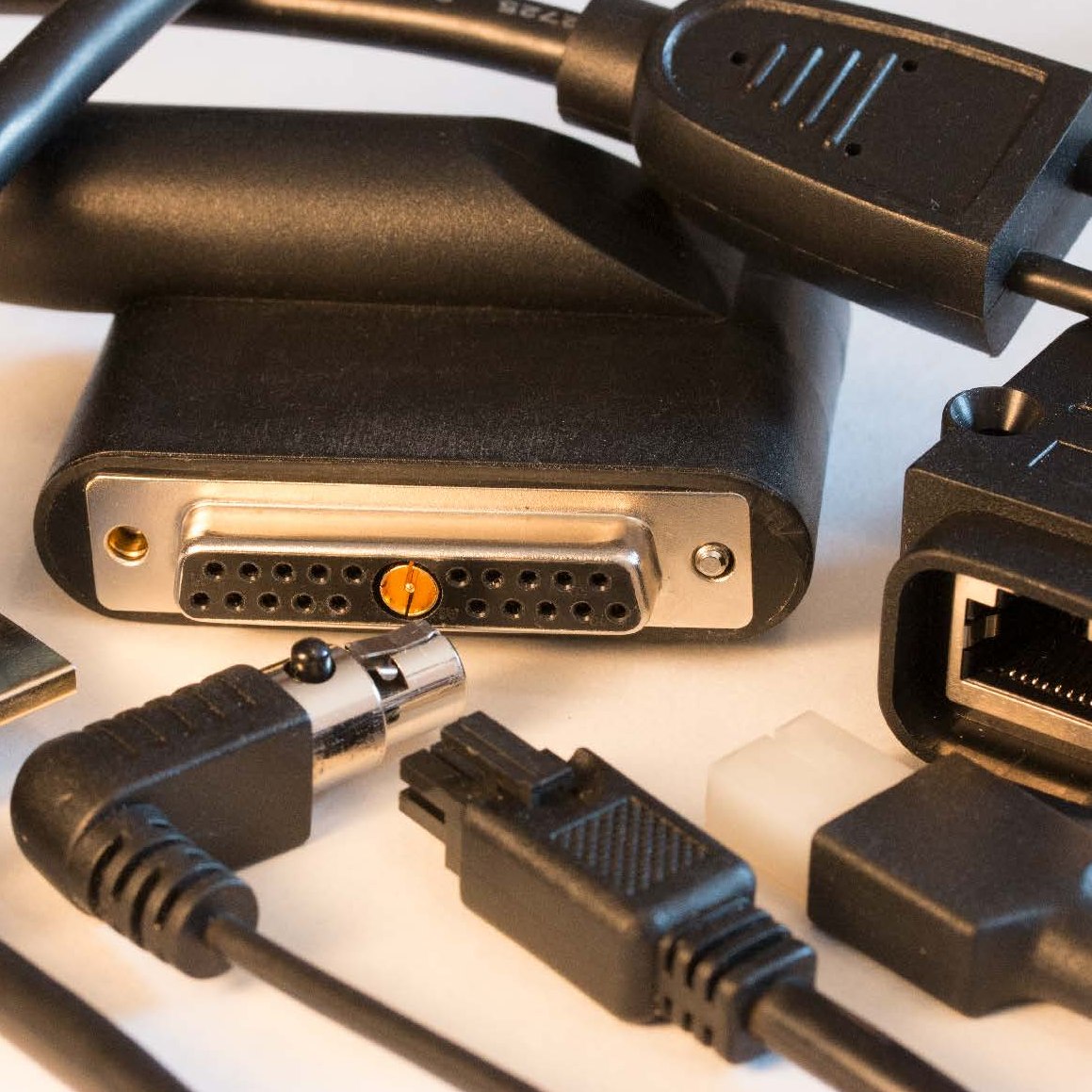 CORDONS, CABLES ASSEMBLES avec SURMOULAGE(S)